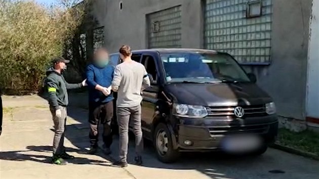 Předání podezřelého z vraždy na hranicích se Slovenskem. (9. 4. 2020) Předání podezřelého z vraždy na hranicích se Slovenskem. (9. 4. 2020)