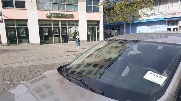 Lupič v dubnu 2020 přepadl banku na Mírovém náměstí v Ústí nad Labem. Lupič v dubnu 2020 přepadl banku na Mírovém náměstí v Ústí nad Labem.