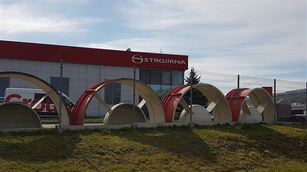 Objekt společnosti Strojírna Litvínov na okraji města. Firma se zabývá například výrobou aerodynamických tunelů .