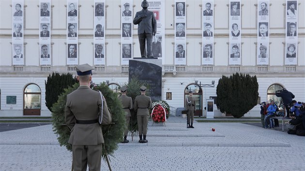 Polci uctili obti leteck tragdie u Smolenska, od kter uplynulo u deset let. (10. dubna 2020)