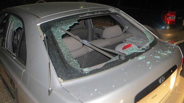 Osmadvacetilet cizinec v Kuimi na Brnnsku rozbil kladivem vlastn auto pot, co se pohdal kvli jeho pepisu na znmho.