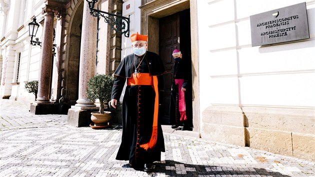 Kardinl Dominik Duka cestou na bohoslubu na Velk ptek. (10. dubna 2020)