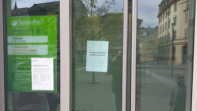 Krátce před druhou hodinou došlo v Ústí nad Labem na Mírovém náměstí k přepadení peněžního ústavu. O jakou banku se jedná, policie odmítla upřesnit. Podle uživatelů sociálních sítí se jedná o Sberbank.