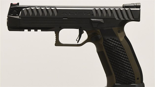 Zstupci esk firmy Laugo Arms pedstavili 10. bezna 2020 v Praze pistoli Alien, kterou spolenost vyvinula. (18. dubna 2020)