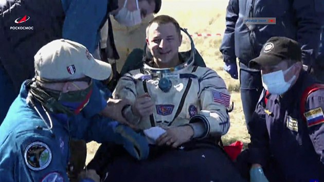 Astronaut Andrew Morgan krtce po pistn rusk kosmick lod Sojuz MS-15 v ptek 17. dubna 2020