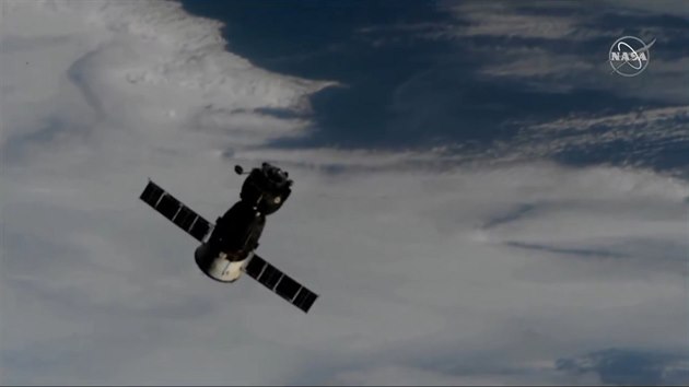 Lo Sojuz MS-15 krtce po odpoutn od ISS pi cest na Zem s posdkou v ptek 17. dubna 2020.