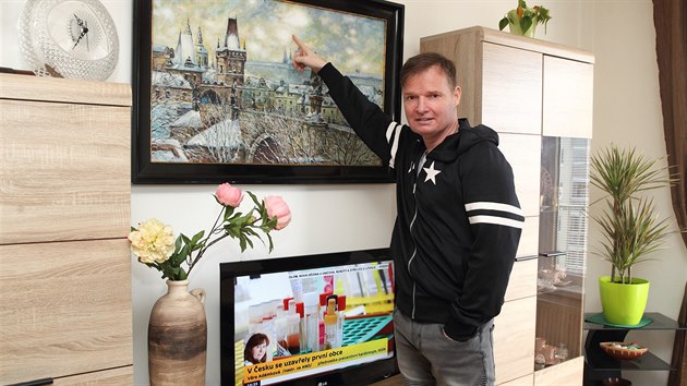 Na obraze po prarodičích nechal Martin opravit trhlinu a nyní mu zdobí obývák.