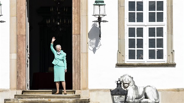 Dnsk krlovna Margrethe II. na schodech zmku Fredensborg podkovala lidem, kte j zazpvali k 80. narozeninm (Fredensborg, 16. dubna 2020).