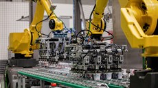 Pětice robotů pomáhá zaměstnancům karlovarské Hollandie při výrobě jogurtů. Pětice robotů pomáhá zaměstnancům karlovarské Hollandie při výrobě jogurtů.