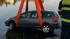 Potápěči v sobotu ráno vytáhli z Vltavy auto, které tam sjelo samovolně (18.... Potápěči v sobotu ráno vytáhli z Vltavy auto, které tam sjelo samovolně (18....