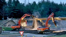 V noci na neděli bourali silničáři tři nadjezdy na dálnici D1 (18. dubna 2020). V noci na neděli bourali silničáři tři nadjezdy na dálnici D1 (18. dubna 2020).
