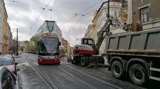 Kvůli havárii vodovodu v Bělehradské ulici jezdí tramvaje odklonem (19. dubna... Kvůli havárii vodovodu v Bělehradské ulici jezdí tramvaje odklonem (19. dubna...
