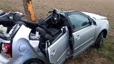 Auto vyjelo ze silnice u Rosic na Chrudimsku a narazilo do stromu (19. dubna... Auto vyjelo ze silnice u Rosic na Chrudimsku a narazilo do stromu (19. dubna...