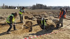 Archeologové provádí záchranný průzkum v místech, která zasáhne budovaný... Archeologové provádí záchranný průzkum v místech, která zasáhne budovaný...