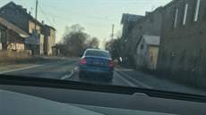 Řidič za jízdy vyfotil policejní vůz a snímek nahrál na facebook. Řidič za jízdy vyfotil policejní vůz a snímek nahrál na facebook.