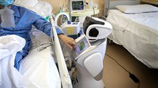 Jeden ze šesti robotů nasazených u pacientů s koronavirem v nemocnici Ospedale... Jeden ze šesti robotů nasazených u pacientů s koronavirem v nemocnici Ospedale...