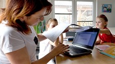 POMOC, RODIČ V OHROŽENÍ! Pracovat jako učitelka, reportérka a krotitelka divé... POMOC, RODIČ V OHROŽENÍ! Pracovat jako učitelka, reportérka a krotitelka divé...