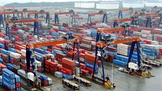 Nákladní terminál Euromax v nizozemském Rotterdamu. Nákladní terminál Euromax v nizozemském Rotterdamu.