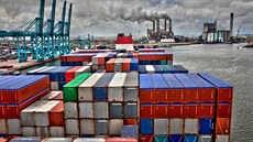 Nákladní terminál Euromax v nizozemském Rotterdamu. Nákladní terminál Euromax v nizozemském Rotterdamu.