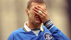 Fotbalista Duncan Ferguson na konci minulého tisíciletí v dresu Evertonu, se... Fotbalista Duncan Ferguson na konci minulého tisíciletí v dresu Evertonu, se...