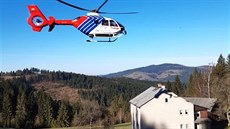 Záchranářský vrtulník letí nad Gírovou v Beskydech. (16. dubna 2020) Záchranářský vrtulník letí nad Gírovou v Beskydech. (16. dubna 2020)