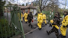 Maartí vojáci jdou dezinfikovat domov dchodc v Budapeti. (12. dubna 2020)