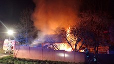Požár střechy rodinného domu ve Vápenicích okres Uherské Hradiště. (9. 4. 2020) Požár střechy rodinného domu ve Vápenicích okres Uherské Hradiště. (9. 4. 2020)