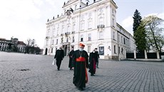 Kardinál Dominik Duka cestou na bohoslubu na Velký pátek (10. dubna 2020)