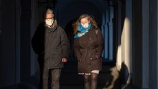 Lidé v rouškách na pražském Pohořelci (14. dubna 2020) Lidé v rouškách na pražském Pohořelci (14. dubna 2020)