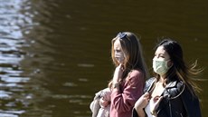 Lidé navštívili 5. dubna 2020 náplavku na Rašínově nábřeží v Praze. Vláda kvůli... Lidé navštívili 5. dubna 2020 náplavku na Rašínově nábřeží v Praze. Vláda kvůli...