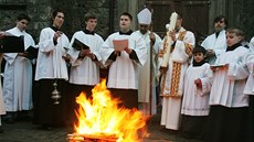 Svíce zvaný paškál se zapaluje právě na Bílou sobotu Svíce zvaný paškál se zapaluje právě na Bílou sobotu