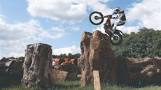 Trialová motorka je typická svou nízkou stavbou. Díky „krátkému“ zpřevodování... Trialová motorka je typická svou nízkou stavbou. Díky „krátkému“ zpřevodování...