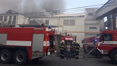 Hasiči zasahují ve sklárnách v Duchcově, kde z prasklé vany vytéká tavené sklo... Hasiči zasahují ve sklárnách v Duchcově, kde z prasklé vany vytéká tavené sklo...