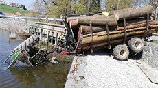 Vlek se dřevem zůstal na břehu, traktorista stihl vyplavat. Vlek se dřevem zůstal na břehu, traktorista stihl vyplavat.
