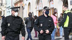 Strážníci litoměřické městské policie při pochůzce po zdejším náměstí.... Strážníci litoměřické městské policie při pochůzce po zdejším náměstí....