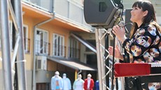 Ewa Farna zazpívala v rámci projektu Pod okny seniorům před domovem důchodců v... Ewa Farna zazpívala v rámci projektu Pod okny seniorům před domovem důchodců v...