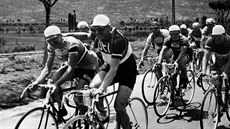 Alfredo Binda (vlevo) a Andre Leducq na Giru v roce 1935. Alfredo Binda (vlevo) a Andre Leducq na Giru v roce 1935.