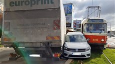 Ve Vysočanech se srazila dvě auta a tramvaj. (14.4.2020) Ve Vysočanech se srazila dvě auta a tramvaj. (14.4.2020)