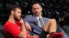 Litevský činovník Arturas Karnišovas (vpravo) povede Chicago Bulls. Na archivní... Litevský činovník Arturas Karnišovas (vpravo) povede Chicago Bulls. Na archivní...