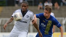 Markus Krug (vpravo) z 1. FC Lokomotive Leipzig brání Jeffersona Farfana ze... Markus Krug (vpravo) z 1. FC Lokomotive Leipzig brání Jeffersona Farfana ze...