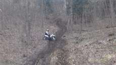 Jezdci na motocyklech a čtyřkolkách poničili chráněnou lokalitu Benátky u... Jezdci na motocyklech a čtyřkolkách poničili chráněnou lokalitu Benátky u...