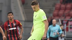 Filip Kaša v dresu Žiliny (vpravo) odehrává balon během utkání s Trnavou. Filip Kaša v dresu Žiliny (vpravo) odehrává balon během utkání s Trnavou.