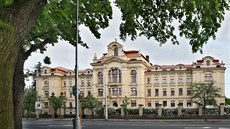 Budova architekta Arnota Jenovského je ukázkou novobarokní architektury.