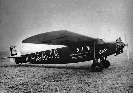 Po adaptaci na osobní dopravu létal první exemplá (prototyp) Aera A.35 u SA...