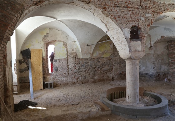 Sloup s hlavicí ze 16. století je jedním z mála stavebních doklad obnovy...