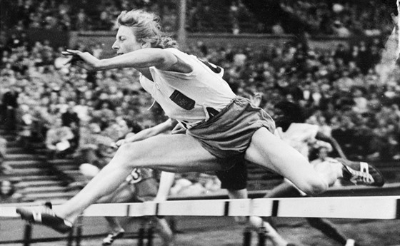 Fanny Blankersová-Koenová na olympiád v Londýn 1948 pi zlatém bhu na 80...