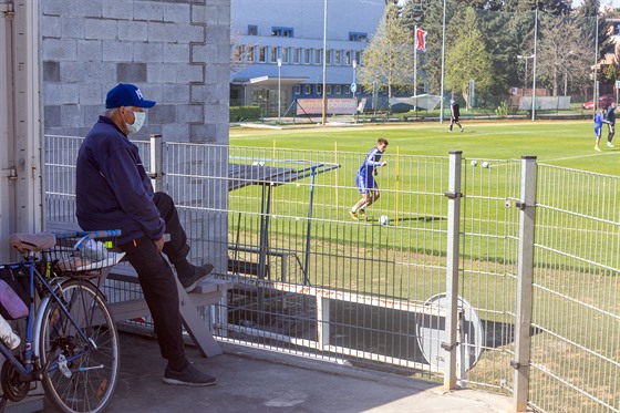 Fanouek olomoucké Sigmy v rouce sleduje trénink.