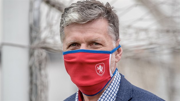 Trenér fotbalové reprezentace Jaroslav Šilhavý s rouškou od oficiálního... Trenér fotbalové reprezentace Jaroslav Šilhavý s rouškou od oficiálního...