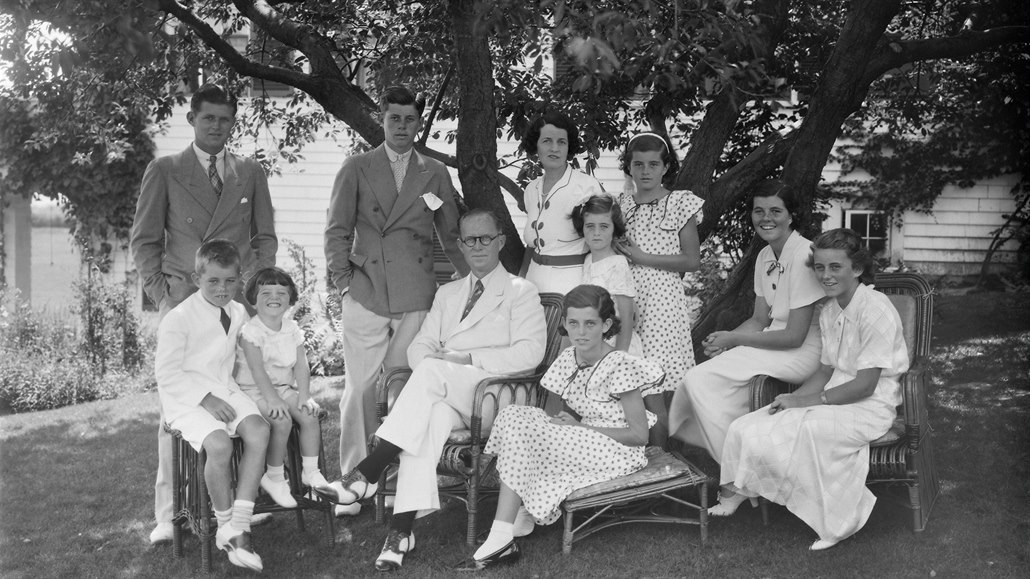 Kennedyovský klan na fotografii z ticátých let. Zleva sedí Robert Kennedy...