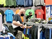 Prodejna se sportovními vybavením v Brně se znovu otevřela veřejnosti. I zde... Prodejna se sportovními vybavením v Brně se znovu otevřela veřejnosti. I zde...